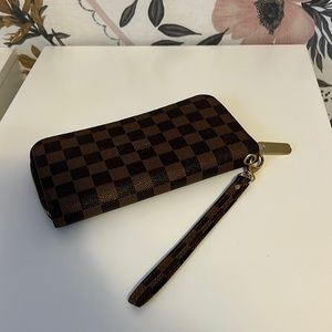 Brown Wallet. Excellent condition.